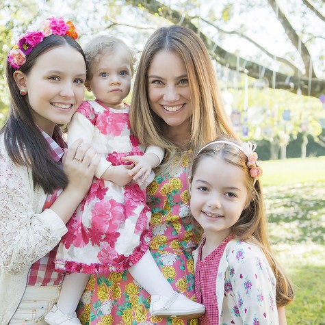 Juliana Baroni com sua filha na vida real e as duas atriuzes de quem será mãe na TV (Foto: Eduardo Moreira)