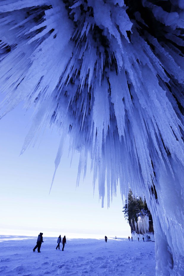 Este ano, excepcionalmente, é possível ir caminhando sobre o gelo até as cavernas (Foto: Brian Peterson/AP)