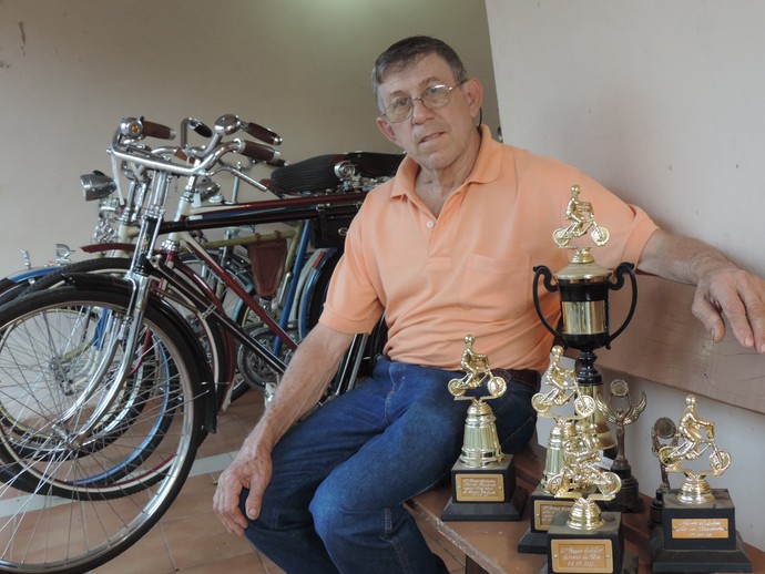 Orgulhoso, Jimenez exibe troféus conquistados por cada bicicleta (Foto: Mateus Tarifa / GloboEsporte.com) Orgulhoso, Jimenez exibe troféus conquistados por cada bicicleta (Foto: Mateus Tarifa / GloboEsporte.com)