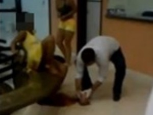 Mulher dá à luz na recepção da maternidade e bebê cai no chão, em Goiânia, Goiás (Foto: Reprodução/ TV Anhanguera)