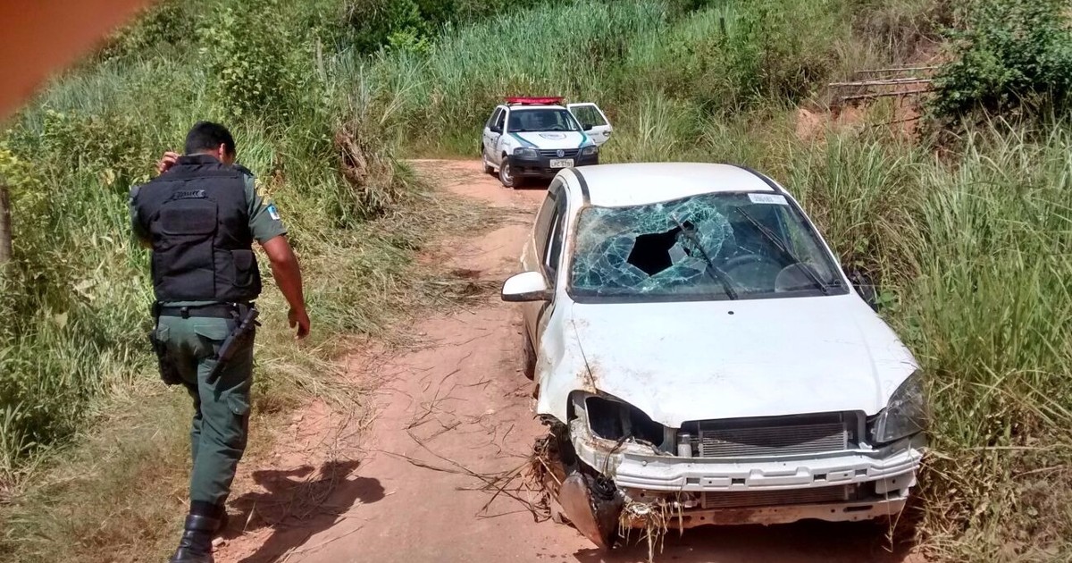 G1 Menores furtam veículos oficiais em Carmo e capotam um dos