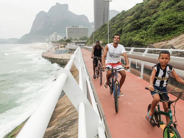 Pessoas utilizam a ciclovia da orla da Avenida Niemeyer, na zona sul do Rio de Janeiro, que tem inauguração prevista para o próximo domingo (17) (Foto: Márcio Mercante/Estadão Conteúdo)