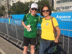 Celina vestiu a camisa do Brasil para ver o evento-teste de ciclismo com o francês Vincent, que prometeu pedelar junto com os ciclistas: &#39;Até onde der&#39; (Foto: Fernanda Rouvenat / G1)