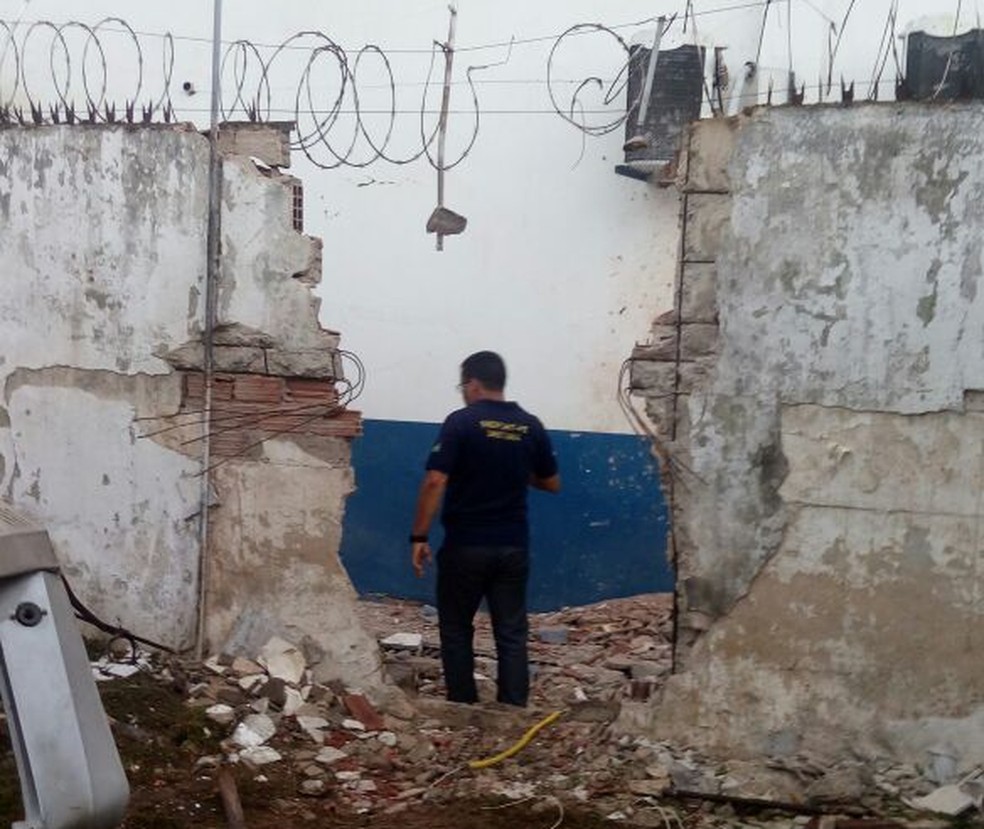 Para entrar no cofre, eles explodiram o muro de uma loja de conveniência, que fica no terreno ao lado (Foto: Antônio Coelho/TV Globo)