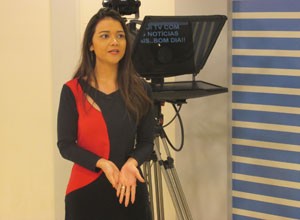 Marcella Priscilla explica a rotina do jornalismo da TV Clube. (Foto: André Santos/TV Clube)