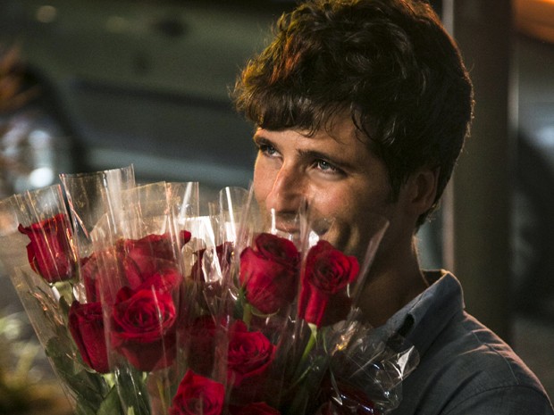 O malandro compra todas as rosas de um vendedor (Foto: Raphael Dias / Gshow)