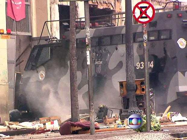 Tropa de Choque usa veículo para arrebentar portão de hotel ocupado por sem-teto (Foto: Reprodução/TV Globo)