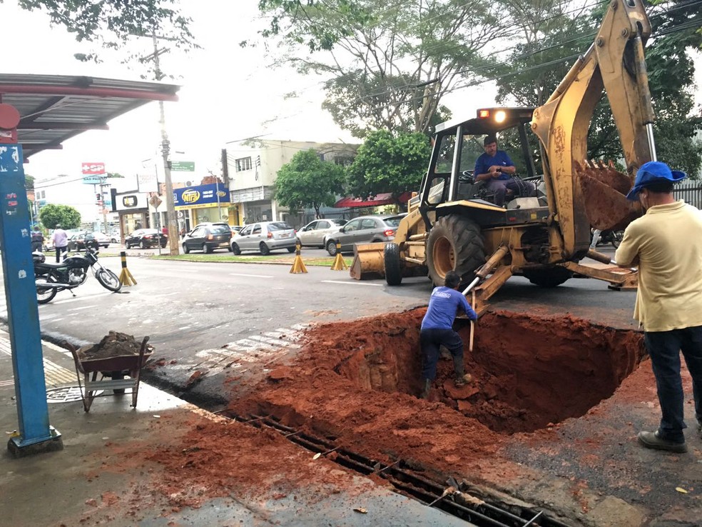 Buraco causou a interdição do trânsito em frente ao PUM, em Presidente Prudente (Foto: Stephanie Fonseca/G1)