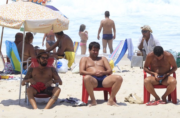 Paulinho Vilhena e Eri Johnson na praia do Recreio dos Bandeirantes, no RJ (Foto: Delson Silva / Agnews)