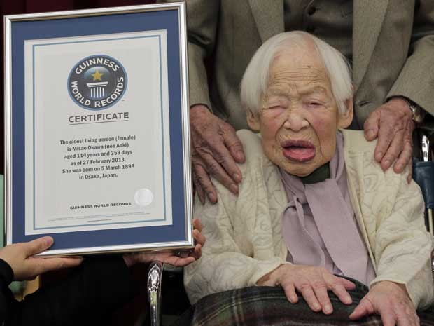 O Guinness World Records (Livro dos recordes) reconheceu a japonesa Misao Okawa, de 114 anos, como a mulher mais velha do mundo. O certificado foi entregue nesta quarta-feira (27). Ela vive em uma casa de repouso em Osaka. (Foto: Itsuo Inouye / AP Photo)