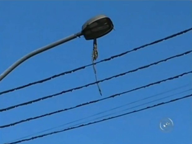 Fiação de rede de energia foi atingida pelo fogo (Foto: Reprodução / TV TEM) Fiação de rede de energia foi atingida pelo fogo (Foto: Reprodução / TV TEM)