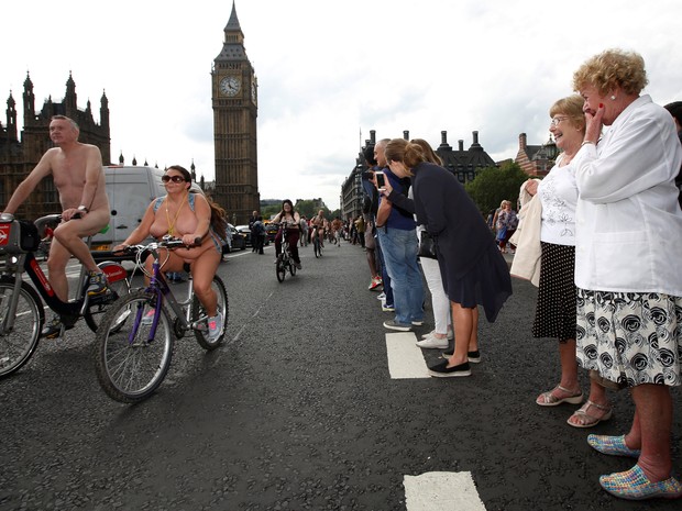 Mulheres observam ciclistas sem roupa durante pedalada em Londres (Foto: REUTERS/Luke MacGregor) Mulheres observam ciclistas sem roupa durante pedalada em Londres (Foto: REUTERS/Luke MacGregor)