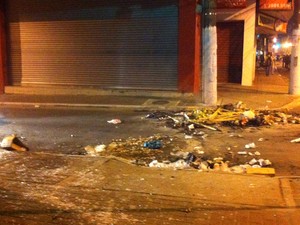 Ao fim do protesto, ruas do centro de São Gonçalo guardam vestígios do ato. Pilhas de lixo foram queimadas e vidros quebrados (Foto: Tassia Thum/ G1)