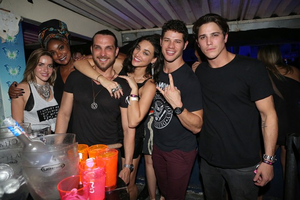 Monique Alfradique, Cris Vianna, Igor Rickli, Débora Nascimento, o marido, José Loreto, e Romulo Neto  (Foto: Reginaldo Teixeira/Divulgação CS Eventos)