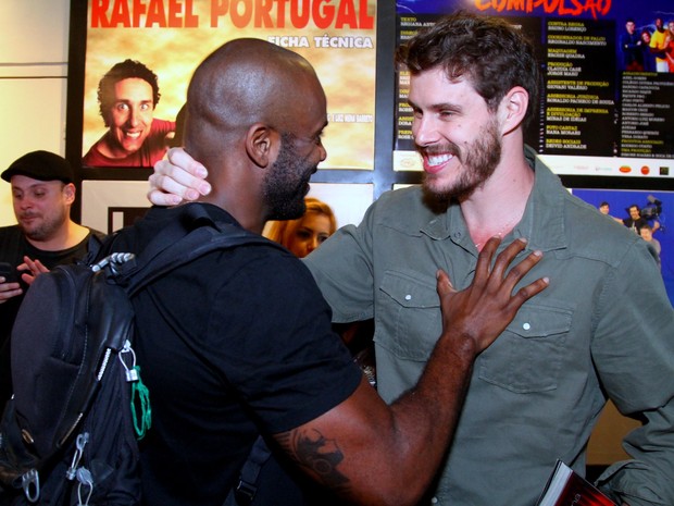 Rafael Zulu e Bruninho em teatro na Zona Oeste do Rio (Foto: Anderson Borde e Webert Belizio/ Ag. News)