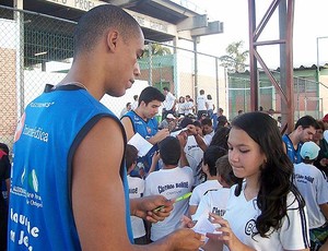 César, da Liga Sorocababa, dá autógrafo a aluno de escola em Votorantim (Foto: Divulgação/LSB)