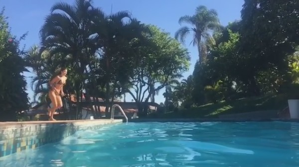 Paula Fernandes se diverte em piscina (Foto: Reprodução/Instagram)