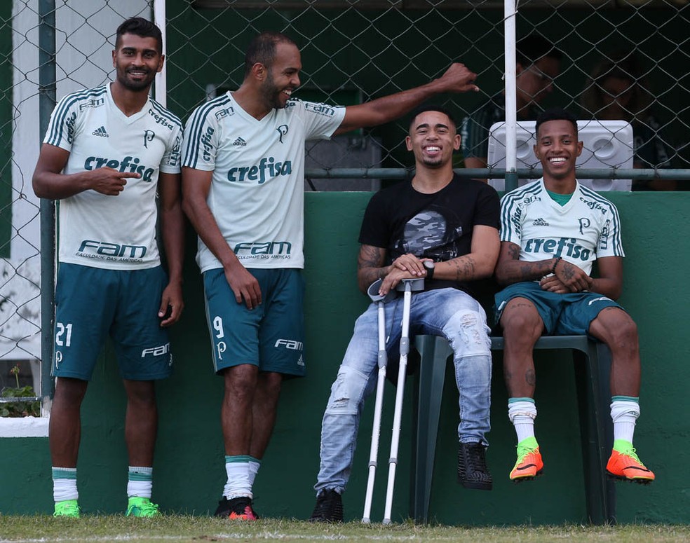 Gabriel Jesus, ainda de muletas, em visita ao Palmeiras (Foto: Cesar Greco / Ag. Palmeiras)