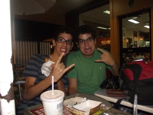 Victor Ayres (à esquerda) mantém amizade com namorado de ex até hoje.  (Foto: Arquivo pessoal/Victor Ayres)