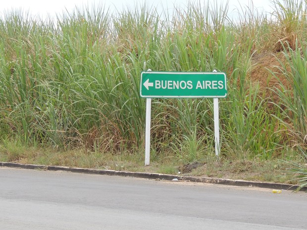 Placa na BR-408 aponta entrada para Buenos Aires, PE (Foto: Katherine Coutinho / G1) Placa na BR-408 aponta entrada para Buenos Aires, PE (Foto: Katherine Coutinho / G1)