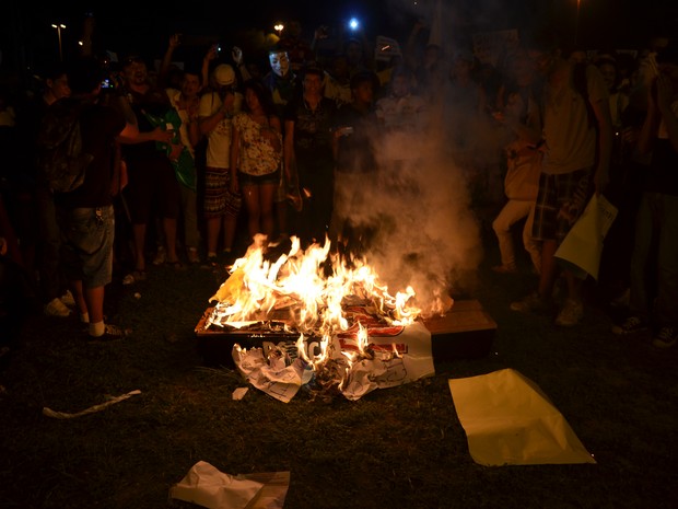 Manifestantes queimam caixão em frente ao Palácio de Governo no quinto dia de protesto (Foto: Marcelo Marques/G1)