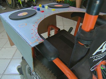 Cadeira foi transformada em mesa de DJ para a folia. (Foto: Reprodução / TV Globo)