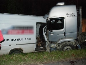 Caminhoneiro também ficou ferido e foi levado ao hospital (Foto: Giácomo Miranda/Diário Alto Vale)