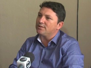 Prefeito César Machado diz que está trabalhando em pé, por falta de espaço físico (Foto: REprodução/TV Subaé) Prefeito César Machado diz que está trabalhando em pé, por falta de espaço físico (Foto: REprodução/TV Subaé)