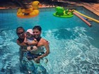 Debby Lagranha curte piscina com a filha e o marido