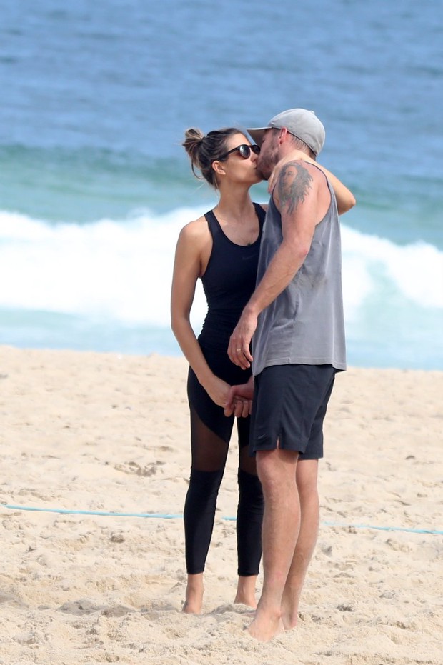 Fernanda Lima e Rodrigo Hilbert trocam beijos na praia (Foto: André Freitas/AgNews)
