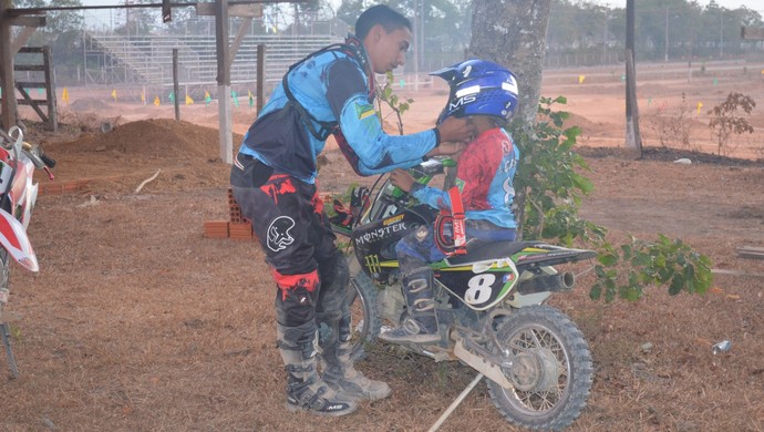 Aldenilson e o filho Lucas; Motocross; Amapá (Foto: Jéssica Alves/GE/AP)