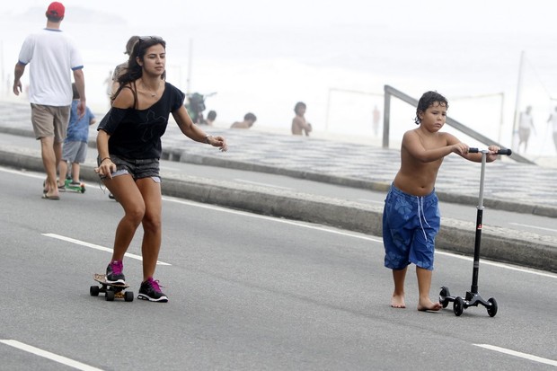 Paula Morais e o filho de Ronaldo (Foto: Gil Rodrigues/Fotorio News)
