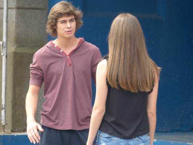 Pedro fica bolado quando Bianca diz que Karina acha bonitinho ele no violão (Foto: Malhação / TV Globo)