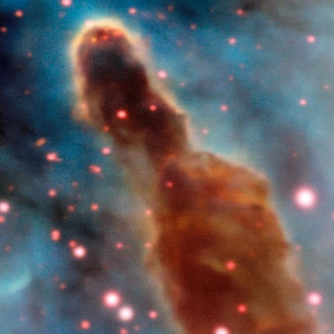 Região R18 da nebulosa de Carina: pontos rosa são estrelas que ainda estão dentro da nuvem de poeira original (Foto: ESO)