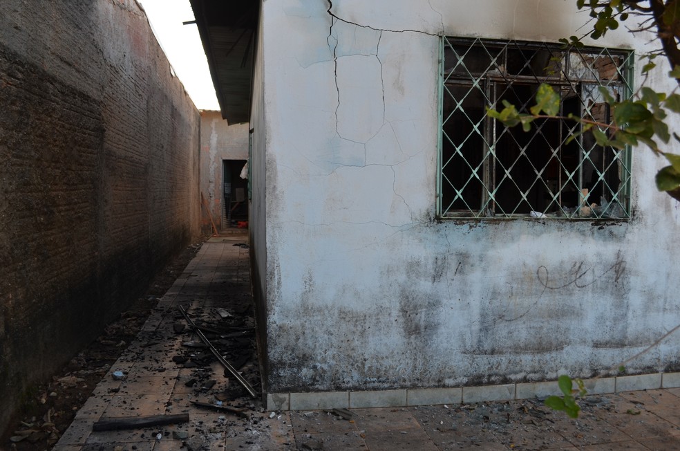 Segundo bombeiros, toda a estrutura da casa ficou comprometida após o incêndio (Foto: Eliete Marques/G1)