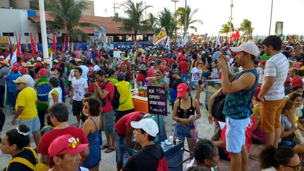 Manifestantes voltam a pedir a saída de Temer em Fortaleza (Foto: Dawlton Moura)
