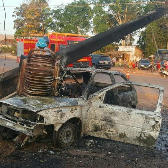 Carro incendiado após acidente no tabocal (Foto: Polícia Rodoviária Federal/Divulgação)