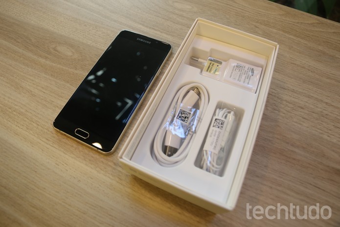 Galaxy A7 (2016) possui tela de 5,5 polegadas Full HD (Foto: Caio Bersot/TechTudo)