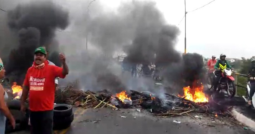 Manifestantes na ponte entre os municípios de Nossa Senhora do Socorro e Aracaju, em Sergipe (Foto: Lanne Pacheco)
