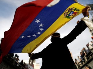 Manifestante participa de ato pelas vítimas de violência durante protestos contra o governo em Caracas, na Venezuela, em 24 de julho