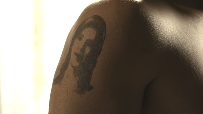 Tatuagem de Gustavo faz Salete relembrar bandidos que viu no posto no dia do atentado de Fausto (Foto: TV Globo)