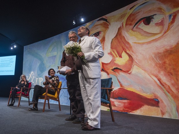 O ator Pascoal da Conceição invade o palco vestido de Mário de Andrade na mesa de abertura da Flip (Foto: Divulgação/Flip)