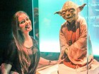 Nana Gouvêa tieta Yoda em exibição de Star Wars