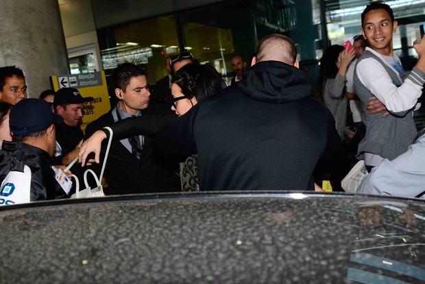 Fã segura bolsa de Demi Lovato (Foto: Leo Franco e Thiago Duran / AgNews)