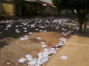 "Santinhos" e folhetos de candidatos foram jogados nas ruas de Uberlândia (MG) (Foto: Gabriel Faria/VC no G1)