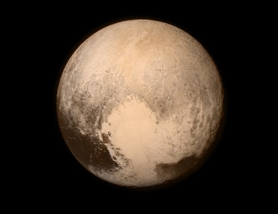 A espaçonave New Horizons, da Nasa, deve concluir sua viagem de nove anos e chegar até Plutão nesta terça (14). Nesta imagem, o planeta anão é visto por uma nova perspectiva (Foto: NASA via AP)