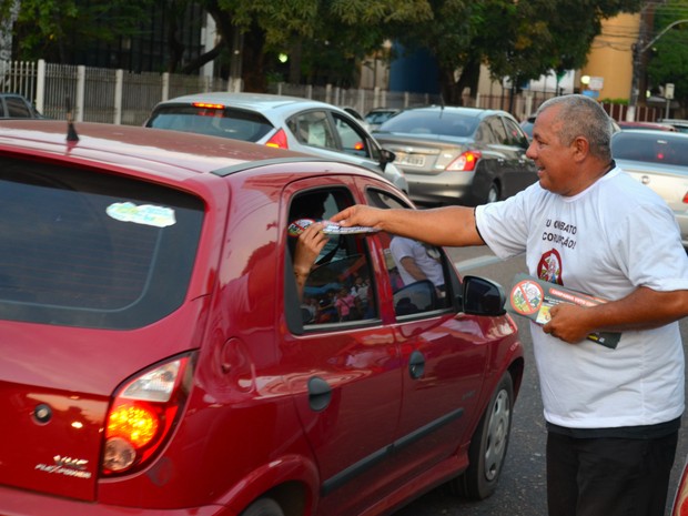 Adesivos para carro também foram doados na campanha (Foto: Abinoan Santiago/G1)