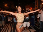 Sabrina Sato usa look polêmico em noite de samba