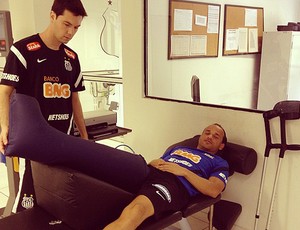 Léo no tratamento médico no Santos (Foto: Fábio Maradei / Santos Oficial)