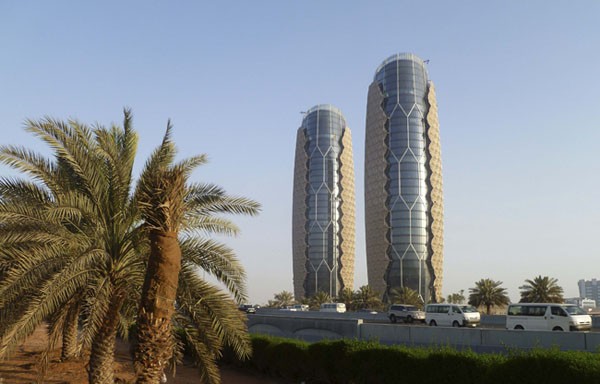 O Al Bahar Towers, em Abu Dhabi, Emirados Árabes Unidos, recebeu prêmio de inovação para a sua fachada dinâmica que gira em resposta ao movimento do sol (Foto: Reuters)
